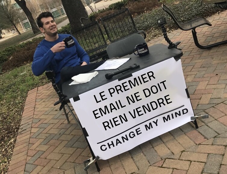 Meme Change My Mind: un homme assis derrière une table avec une pancarte « le premier email ne doit rien vendre »