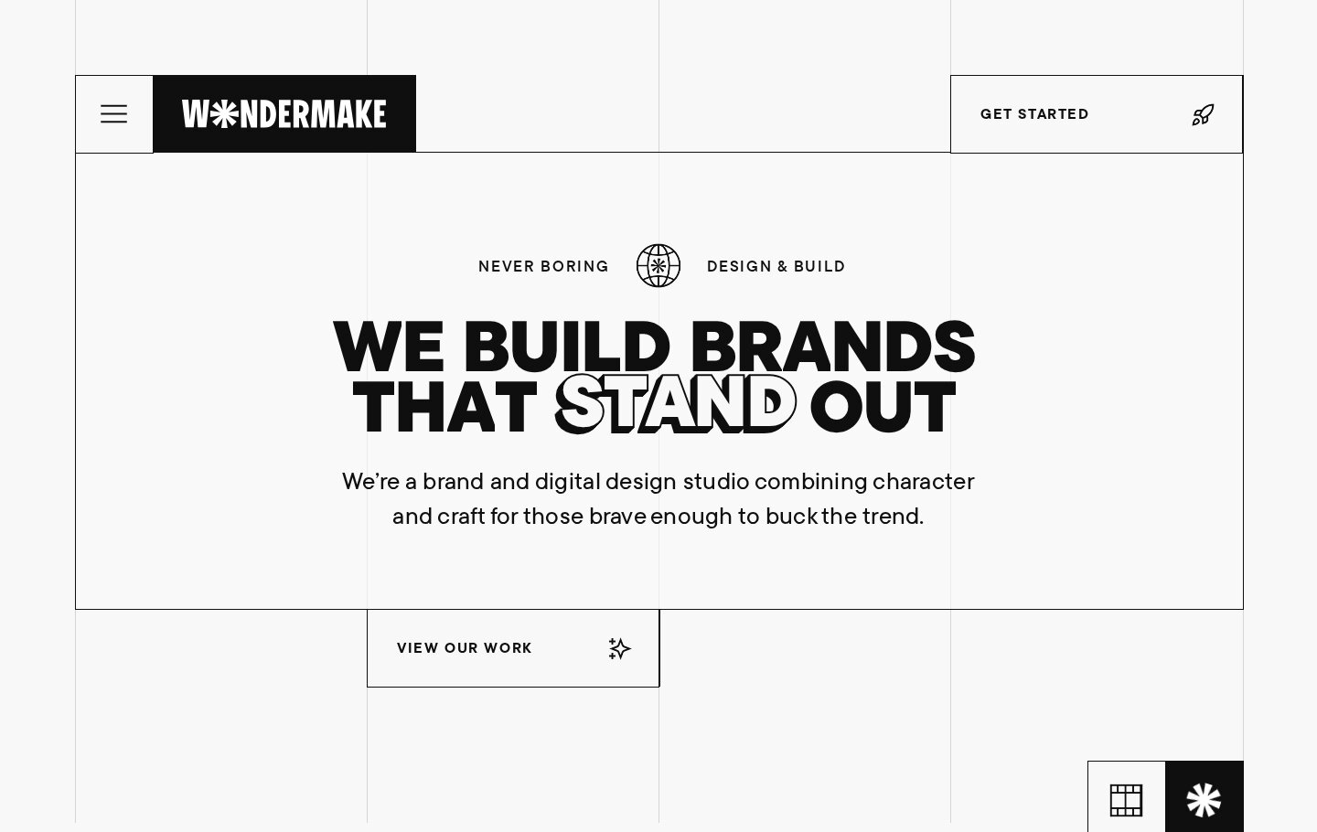 La page d'accueil de Wondermake: monochrome, typographie énorme, une grille apparente