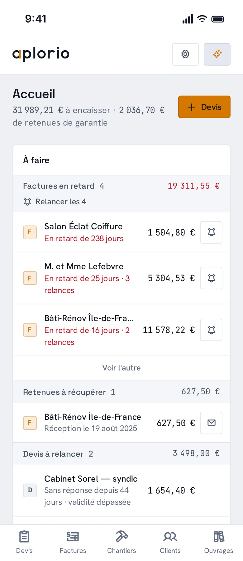 Aplorio on a phone: the home screen, money still to collect and overdue invoices to chase (interface in French)